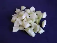 Die Zwiebeln grob zerkleinern.