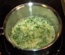 Die Zwiebel oder Schalotten anschwitzen.