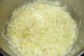 Die Zwiebeln glasig dünsten,