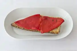 Mit Paprikascheiben belegtes Körnerbrot