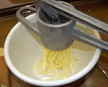 die Butter in die Schüssel drücken