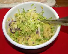 zu einem Salat verarbeiten.