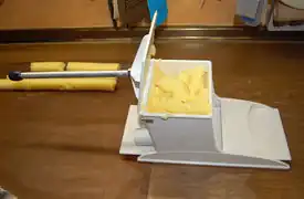 die Masse in die Krokettenmaschine drücken