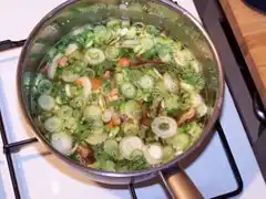 Das Gemüse abgedeckt bei mittlerer Hitze bissfest kochen