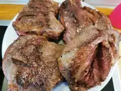 …werden von allen Seiten scharf angebraten.