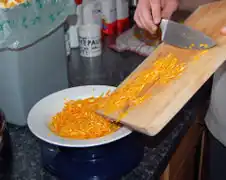 die Schalen zerkleinern und