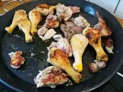 Nach den Garnelen wird das Fleisch angebraten.