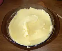 das Einfüllen des Kartoffelbreis