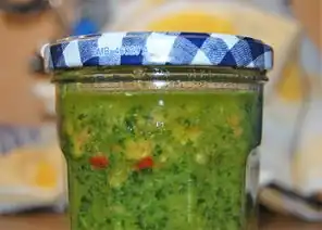 Walnuss-Basilikum-Pesto
