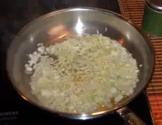 die Zwiebeln anschmoren