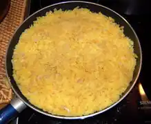Die Röstimasse in die Pfanne geben und in Form bringen