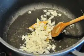 Zugabe von Zwiebeln