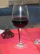 Ein Schuss Rotwein.