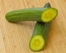 Durchgeschnittene Salatgurke