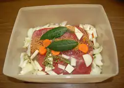 das Fleisch mit den Gewürzen