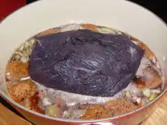 Alles wird in der Marinade etwa zwei Stunden geschmort.