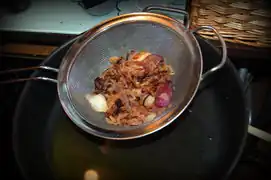 Die Zwiebeln anbraten.