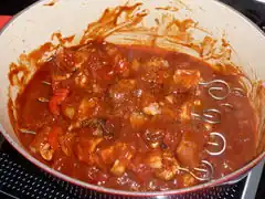 …und etwa 2 Stunden in der Sauce sanft schmoren lassen.