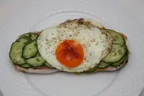Schinkenbrot mit Spiegelei