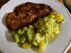 Schwäbischer Kartoffelsalat mit Wiener Schnitzel