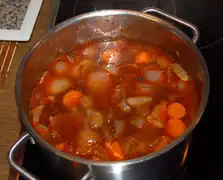 Aus den Zutaten eine Sauce ziehen.
