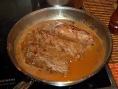 Mit der Sauce auffüllen und schmoren lassen.