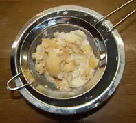 die eingeweichte Semmel nach dem Ausdrücken dieser