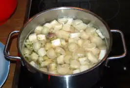 Den Bruchspargel in der Brühe aufsetzen,