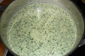 Spinatsuppe mit Kräuterfrischkäse
