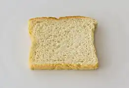 unaufgetaute Toastscheibe aus dem Tiefkühlschrank