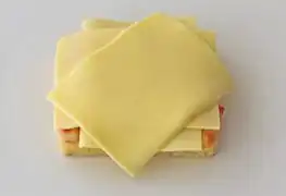 Mit Käsescheiben abgedeckt