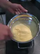 4. Die Eigelbe mit dem Zucker in der Wasserbadschüssel aufschlagen.