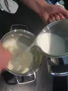 6. Die Milch-Sahnemischung unter Rühren zur Eigelbcreme gießen.