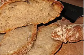 Das frisch angeschnittene Wurzelbrot. Wegen der Verwendung von 1150er Mehl sieht es etwas dunkler aus.