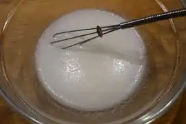 Die Stärke mit etwas Wasser anrühren und dazu geben.