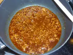 Der Knoblauch und die Gewürze werden angedünstet…