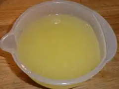 Frisch gepresster Zitronensaft