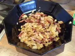 Die Zwiebel und den Speck nach dem Anbraten zur Seite stellen