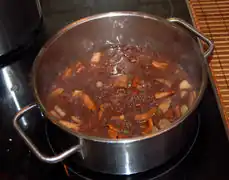 und zu dem Saucenansatz geben.