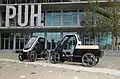 Das Fahrzeug hat vier Räder und wird durch Muskelkraft und Elektromotor angetrieben.