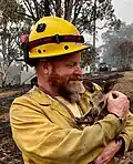 Junges Känguru in den Armen eines US-Feuerwehrmanns, Januar&nbsp;2020