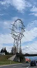 Außergewöhnlicher Freileitungsmast beim Umspannwerk Romanel in der Westschweiz