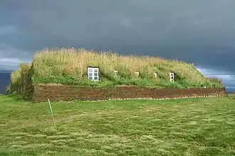 Die Siedlung enthält viele Grassodenhäuser mit Wänden und Dächern aus torfhaltigen Soden.