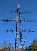 Höchstspannungsmast mit Mittelspannung, vierleitriger Hochspannung und Mobilfunk