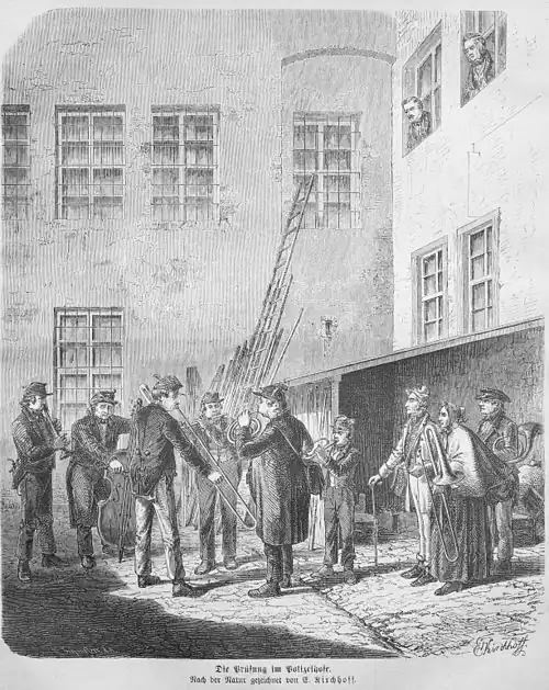 Die Gartenlaube (1868) b 261.jpg Die Prüfung im Polizeihofe. Nach der Natur gezeichnet von E. Kirchhoff