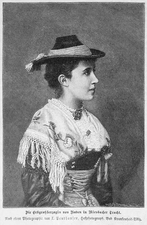 Die Gartenlaube (1886) b 409.jpg Die Erbgroßherzogin von Baden in Miesbacher Tracht Nach einer Photographie von X Peuthauser, Hofphotograph, Bad Krankenheil-Tölz