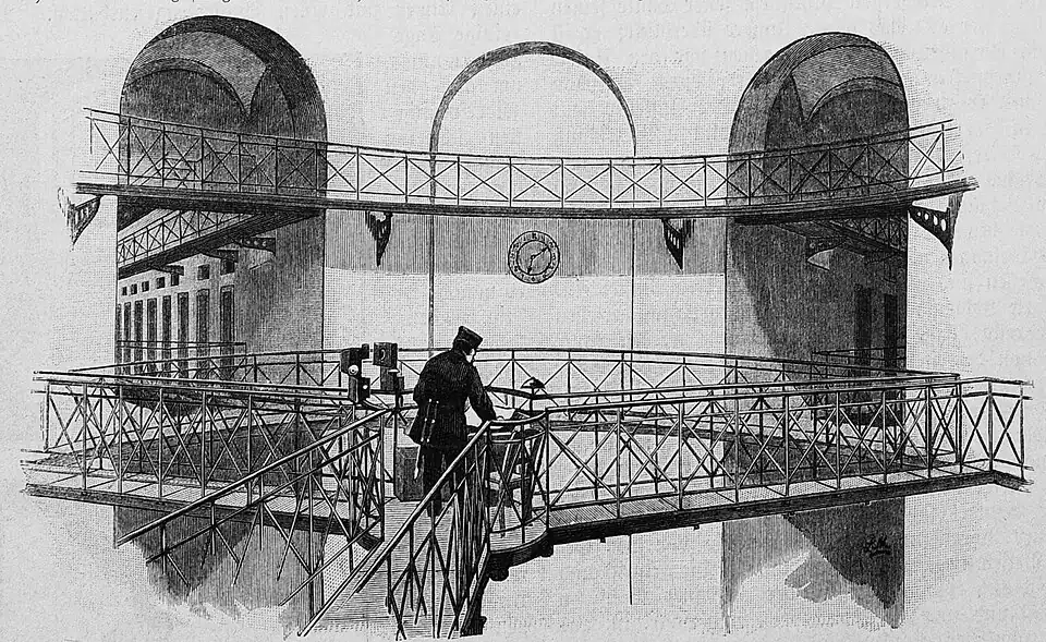 Die Gartenlaube (1892) b 731.jpg Die Centralhalle des Moabiter Untersuchungsgefängnisses mit dem überwachenden Beamten