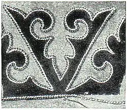 3. Aufnäharbeit (Applikation mit Schnurumrandung).