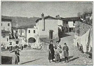 Italien: Hauptstraße in einem ital. Bergdorf.