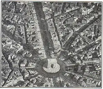 Paris: Place de l’Étoile mit dem Triumphbogen.